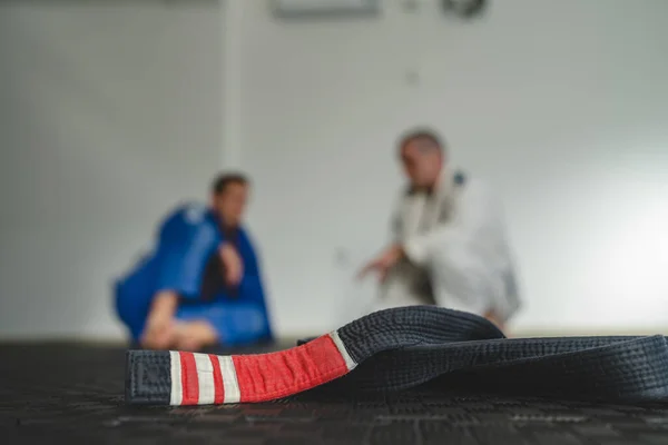 ブラジル柔術Bjj黒帯の畳の上の2番目の学位体育館やアカデミー武道の概念コピースペース選択的フォーカス — ストック写真