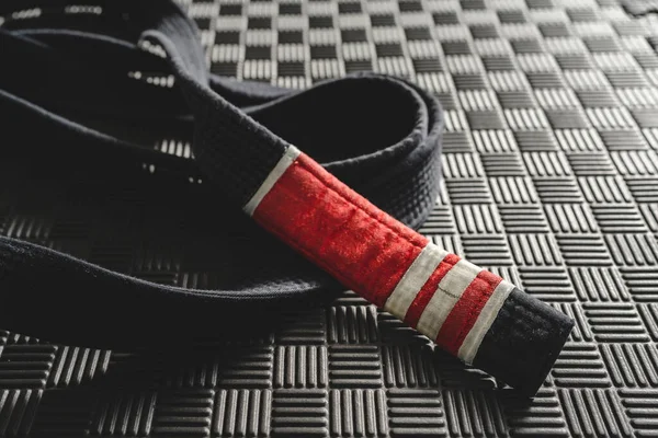 Brezilya jiu jitsu bjj siyah kuşak spor salonu veya akademi dövüş sanatları konsepti fotokopi alanı Tatami paspasları üzerinde ikinci derece