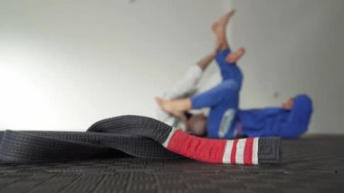 Brezilya jiu jitsu bjj siyah kuşak ikinci derece spor salonu veya akademi dövüş sanatları konsepti fotokopi alanı seçici odak