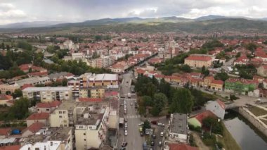 Sırbistan 'ın Knjazevac kenti - 21 Eylül 2022: Bulutlu bir günde evin, binaların ve trafik kameralarının hava aracı videosu