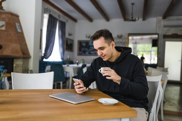 Een Man Zit Aan Tafel Café Restaurant Dragen Casual Met — Stockfoto