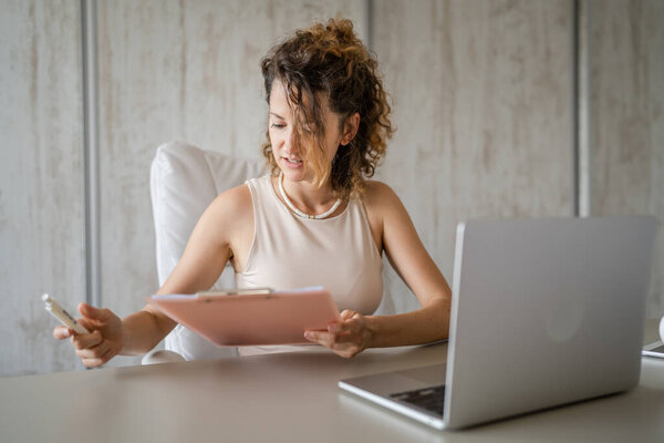 Одна молодая женщина-кавказка вернулась к работе в офисе, работая над концепцией современной предпринимательницы-предпринимательницы