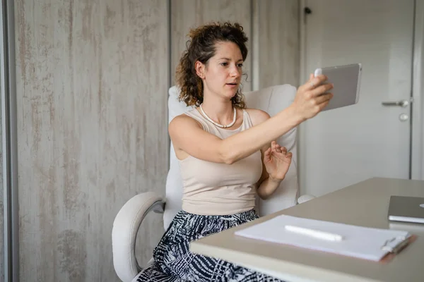 One Young Business Woman Caucasian Female Back Office Talking Online — Stock Photo, Image