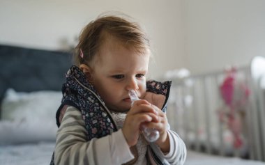 Burnu sümüklü, sümüklü, burnunu temizleyen, sümüklü, beyaz bir çocuk.