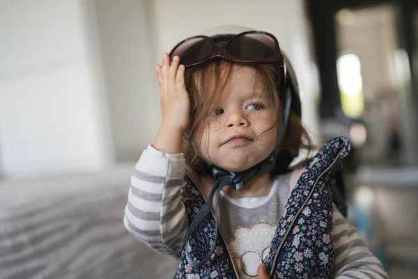 Küçük Beyaz Bir Kız Çocuğu Kafasında Miğferiyle Evde Duruyor Çocukluk — Stok fotoğraf