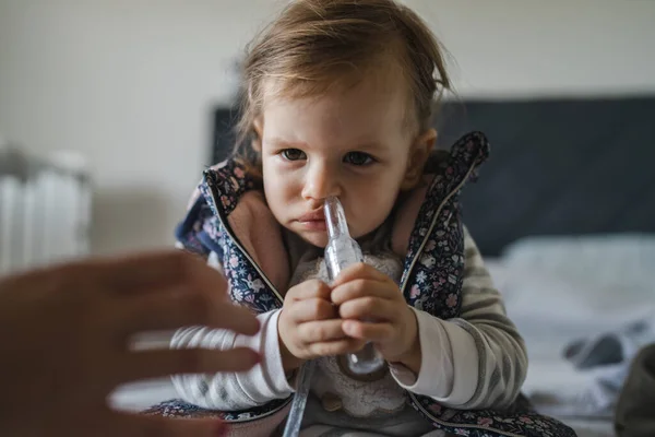 Ένα Κορίτσι Μικρό Καυκάσιο Παιδί Νήπιο Μύξα Μύξα Κορόιδο Ρινική — Φωτογραφία Αρχείου