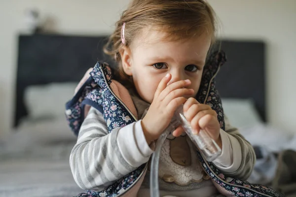 Burnu Sümüklü Sümüklü Burnunu Temizleyen Sümüklü Beyaz Bir Çocuk — Stok fotoğraf