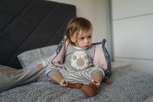 One Small Caucasian Girl Toddler Months Old Playing Bed Home — Stock Photo, Image