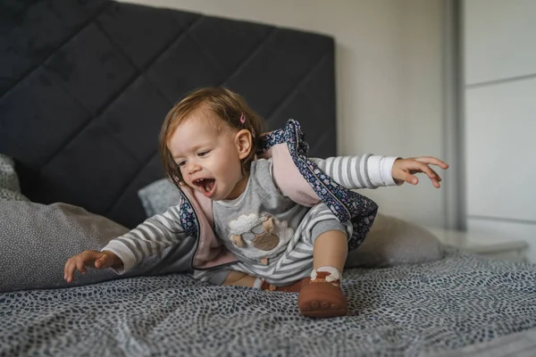 One Small Caucasian Girl Toddler Months Old Playing Bed Home — Stock Photo, Image