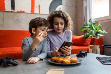Kardeşler, kız ve erkek kardeşler ya da kız kardeşler ya da evde cep telefonu akıllı telefonları kullanarak video izlemek, arama yapmak ya da oyun oynamak gerçek aile kavramını kopyalamak.