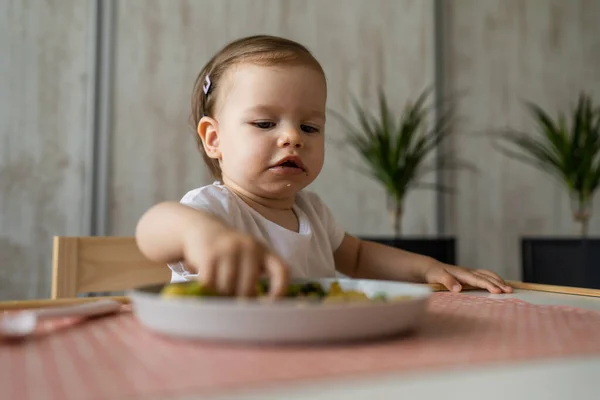 Een Baby Meisje Kleine Kaukasische Peuter Eten Terwijl Zitten Aan — Stockfoto