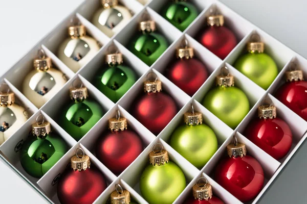 Zavřít Krabici Plné Vánoční Stromeček Dekorace Plný Rám — Stock fotografie