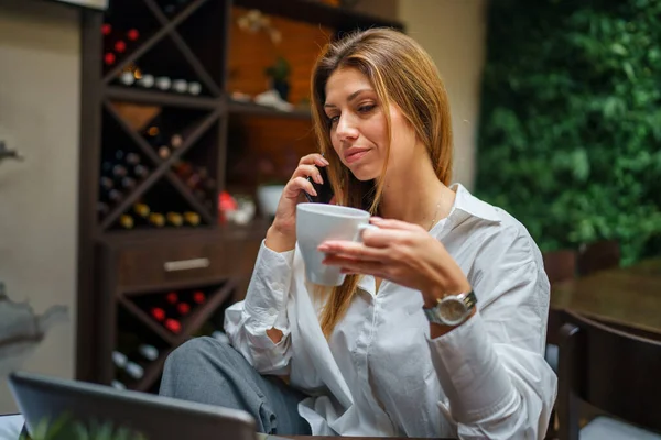 Una Joven Adulta Caucásica Bebiendo Café Restaurante Hotel Hablando Por — Foto de Stock