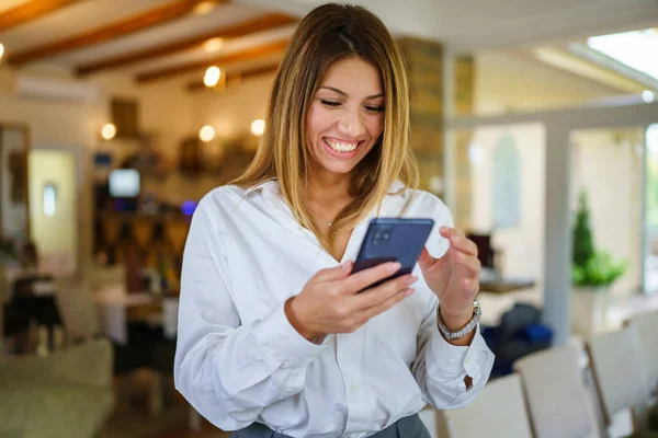 Una Mujer Caucásica Mujer Negocios Sonriendo Pie Restaurante Mirando Teléfono —  Fotos de Stock