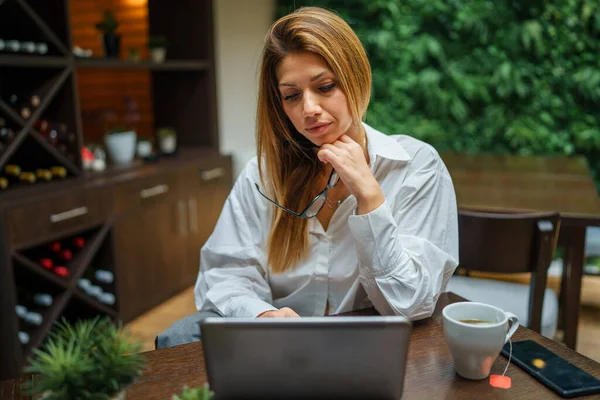 Una Mujer Caucásica Mujer Negocios Con Pelo Largo Sentado Trabajando — Foto de Stock