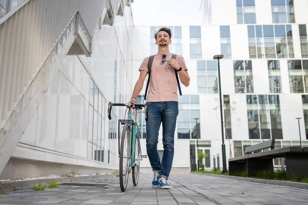 Jeden Muž Mladý Dospělý Kavkazský Muž Chůze Moderní Budovy Jeho — Stock fotografie