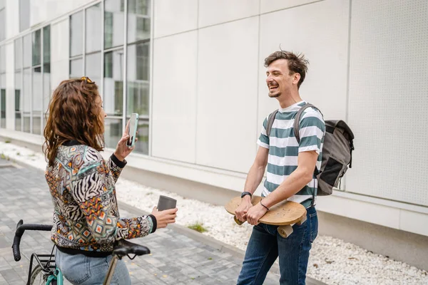 Jeune Homme Homme Adulte Debout Devant Bâtiment Moderne Tandis Que — Photo