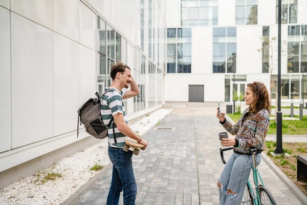 Ung Vuxen Man Man Står Framför Modern Byggnad Medan Hans — Stockfoto