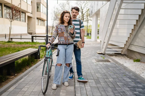 Dos Personas Joven Adulto Pareja Hombre Mujer Novio Novia Estudiantes — Foto de Stock