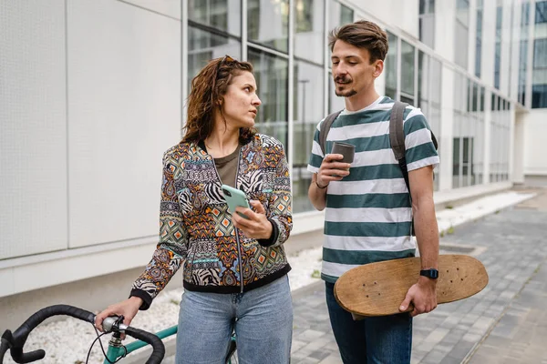 Dos Personas Joven Pareja Adulta Hombre Mujer Novio Novia Estudiantes — Foto de Stock