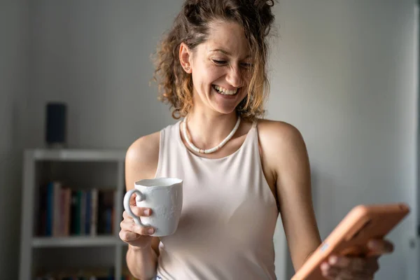 Uma Mulher Jovem Adulto Caucasiano Fêmea Escritório Beber Café Usar — Fotografia de Stock