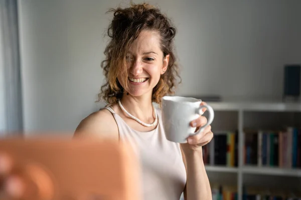 Uma Mulher Jovem Adulto Caucasiano Fêmea Escritório Beber Café Usar — Fotografia de Stock