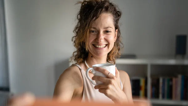 Una Mujer Joven Adulta Caucásica Pie Oficina Bebiendo Café Utilizando — Foto de Stock