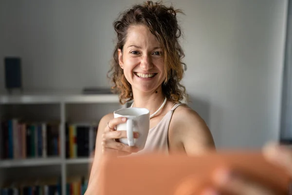 Una Mujer Joven Adulta Caucásica Pie Oficina Bebiendo Café Utilizando — Foto de Stock