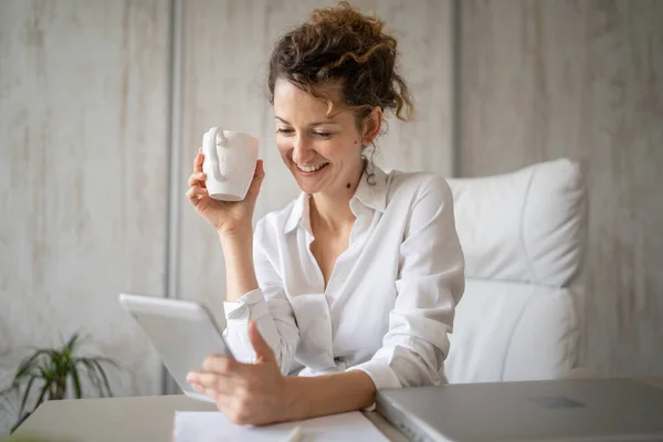 One Young Business Woman Caucasian Female Back Office Talking Online — Stock Photo, Image