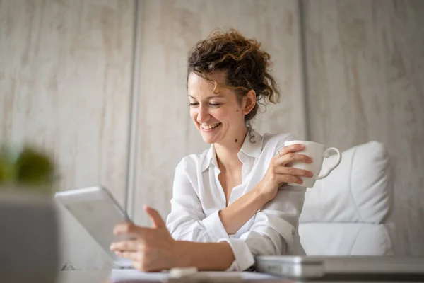 Een Jonge Zakenvrouw Kaukasische Vrouw Terug Naar Kantoor Praten Online — Stockfoto