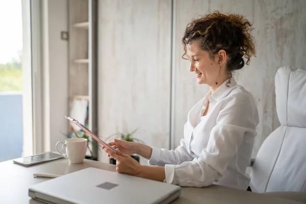 Ung Kvinna Kaukasisk Kvinna Som Arbetar Kontoret Innehar Urklipp Modern — Stockfoto