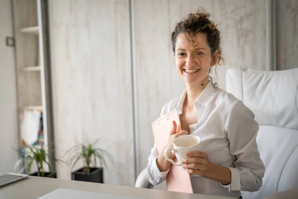 Ofiste Çalışan Beyaz Bir Kadın Elinde Bir Pano Var Kahve — Stok fotoğraf