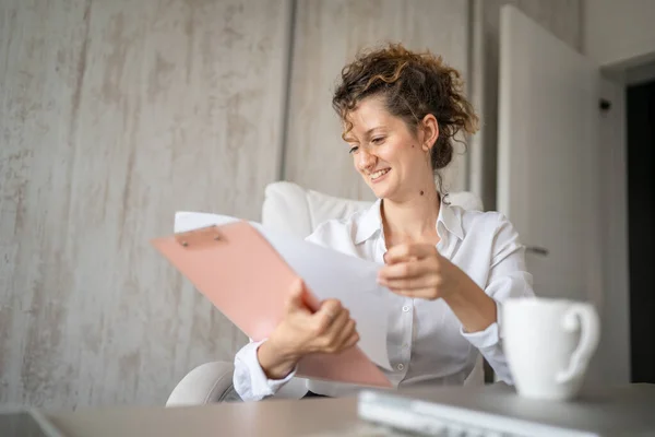 One Young Woman Caucasian Female Working Office Holding Clipboard Drinking — Stock Photo, Image