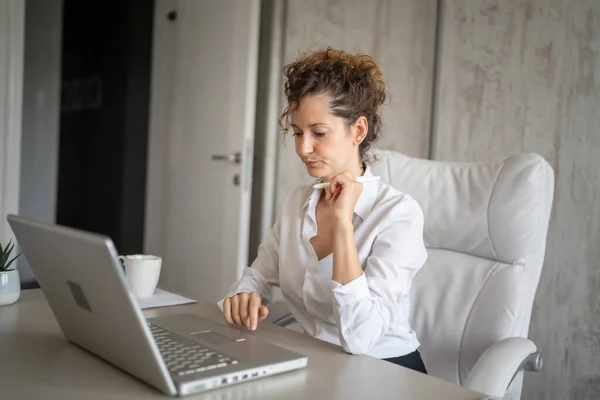 Una Joven Mujer Caucásica Volver Trabajar Oficina Trabajo Empresario Portátil —  Fotos de Stock