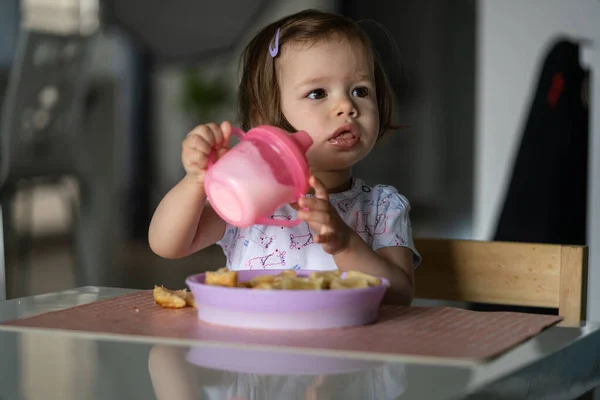 Een Meisje Klein Blank Kind Zitten Aan Tafel Alleen Thuis — Stockfoto