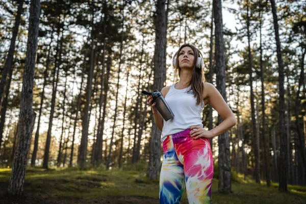 One Woman Happy Caucasian Female Standing Forest Park Woods Supplement — Stockfoto