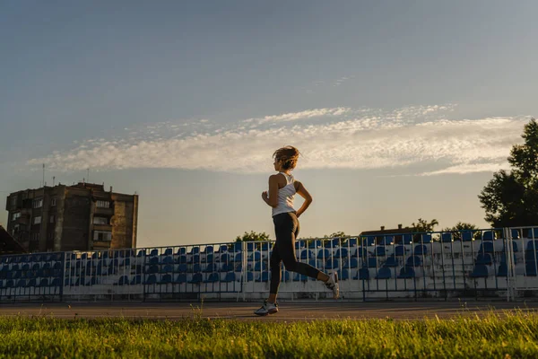 Een Vrouw Kaukasische Vrouwelijke Atleet Draait Het Stadion Baan Amateur — Stockfoto