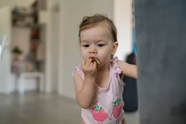 Uma Criança Pequena Criança Branca Bebê Comendo Com Mãos Sala — Fotografia de Stock