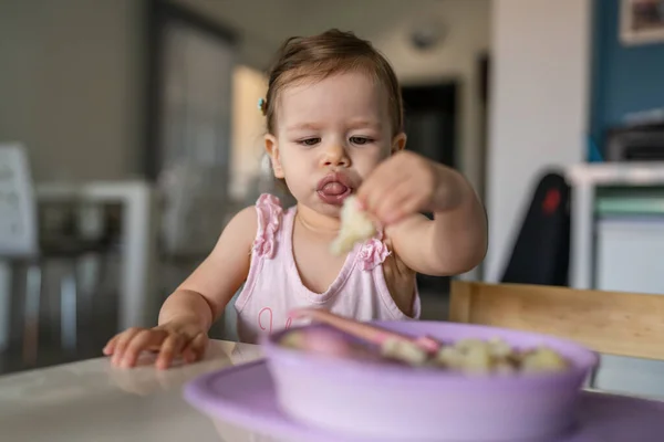 Ein Kind Kleine Kaukasische Kleinkind Weibliche Baby Essen Tisch Allein — Stockfoto