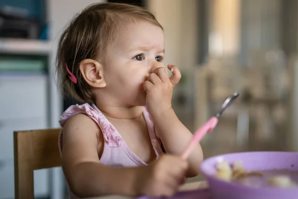 Een Kind Kleine Kaukasische Peuter Vrouwelijke Baby Eten Aan Tafel — Stockfoto