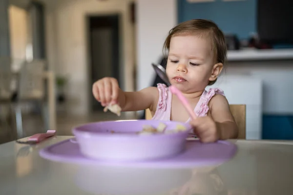 Ein Kind Kleine Kaukasische Kleinkind Weibliche Baby Essen Tisch Allein — Stockfoto