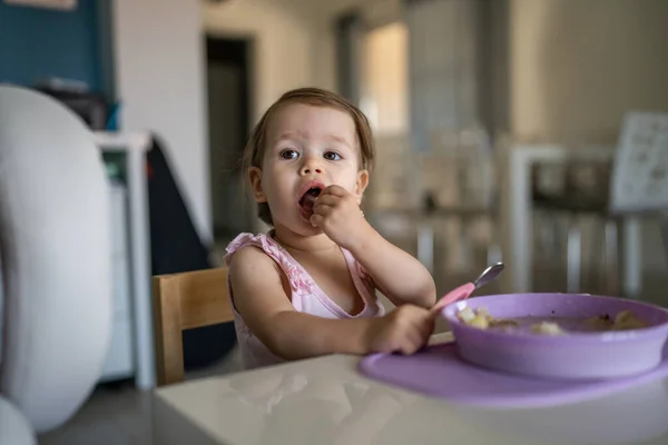 Uma Criança Pequena Criança Branca Bebê Feminino Comendo Mesa Sozinho — Fotografia de Stock