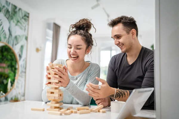 Vrouw Man Gelukkig Kaukasisch Paar Man Vrouw Vrienden Spelen Jenga — Stockfoto