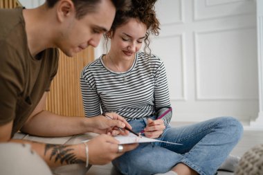 İki kişi, erkek ve kadın çift veya kız arkadaş veya sevgili karı-koca sanal sınıf öğrenme çalışmalarını internetten internete yükleyip fotokopi çekiyorlar.