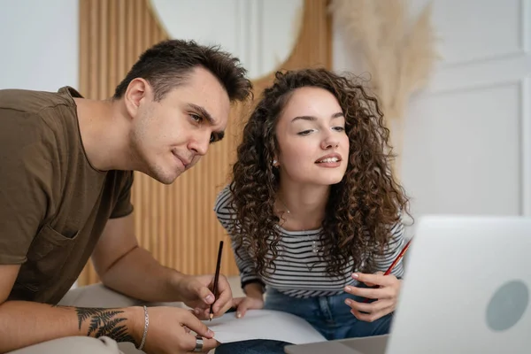 2人のカップル男と女の男と女の友人やガールフレンドとボーイフレンドの夫と妻は コピースペースを描画するためにインターネット経由でラップトップコンピュータ上でオンライン仮想クラス学習研究を持っている — ストック写真