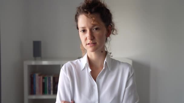 Seorang Wanita Bisnis Muda Kulit Putih Berdiri Kantor Dan Tersenyum — Stok Video
