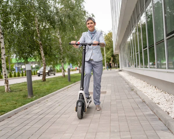 Jedna Žena Starší Starší Běloška Žena Stojící Elektrickém Koloběžce Den — Stock fotografie