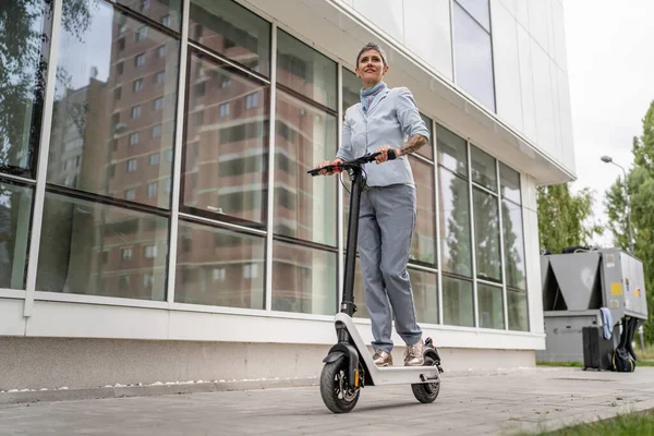 Een Vrouw Volwassen Senior Kaukasische Vrouw Staan Elektrische Kick Scooter — Stockfoto