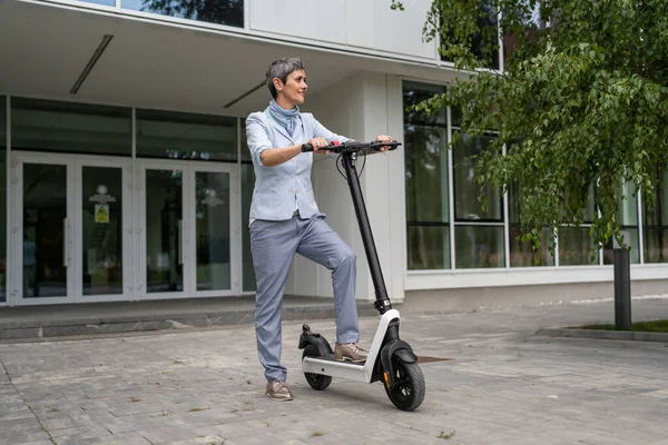 Een Vrouw Volwassen Senior Kaukasische Vrouw Staan Elektrische Kick Scooter — Stockfoto