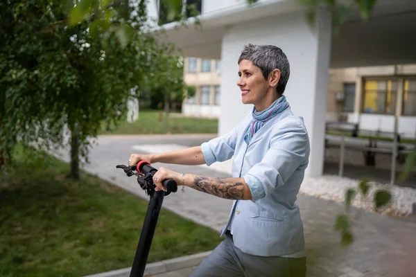 Uma Mulher Madura Fêmea Caucasiana Sênior Pontapé Elétrico Scooter Dia — Fotografia de Stock